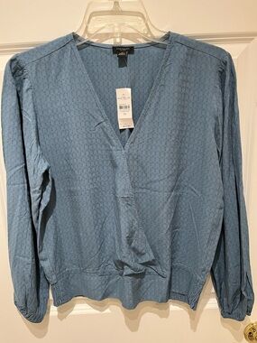 NWT Ann Taylor Petite Dusty Blue Textured V-Neck Blouse with a Snap Closure